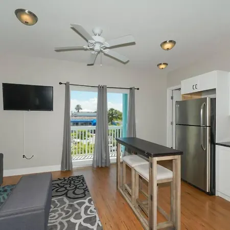 Siesta Cool: Only Minutes Walk To Siesta Beach!